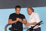 Salman Khan at the Launch Of Being Human Electric Cycles on 5th June 2017 (16)_5936498d885dc.JPG