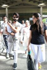 Shahid Kapoor, Mira Rajput Spotted At Airport on 7th June 2017 (5)_5938f2624290e.JPG