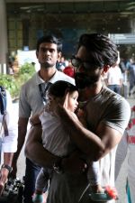 Shahid Kapoor, Mira Rajput Spotted At Airport on 7th June 2017 (6)_5938f24e22b4c.JPG