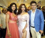 Neetu Chandra with Libas Riyaz And Reshma Gangji at the Launch of  The 11th Store Of Libas Riyaz And Reshma Gangji on 9th June 2017 (1)_593a85894f889.jpg