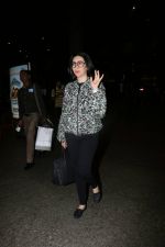 Karisma Kapoor at the airport on 10th June 2017 (14)_593bc00312015.jpeg