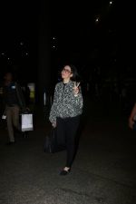 Karisma Kapoor at the airport on 10th June 2017 (18)_593bc00533c79.jpeg