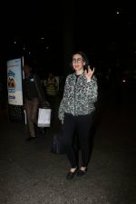 Karisma Kapoor at the airport on 10th June 2017 (19)_593bc005a5f95.jpeg