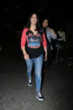 Shruti Haasan at the airport on 10th June 2017 (13)_593bc1ca7a47e.jpeg