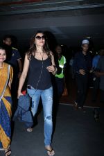 Sushmita Sen at the airport on 10th June 2017 (4)_593bc297b10e0.jpeg