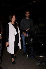 Esha Deol With Her Husband Bharat Takhtani Spotted At Airport on 14th June 2017 (18)_59421236a7883.JPG