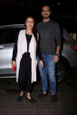 Esha Deol With Her Husband Bharat Takhtani Spotted At Airport on 14th June 2017 (27)_594212d29d942.JPG