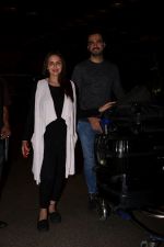Esha Deol with her husband Bharat Takhtani at the airport during early hours of 15th June 2017 (14)_59420760b4862.JPG