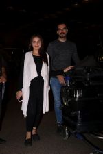 Esha Deol with her husband Bharat Takhtani at the airport during early hours of 15th June 2017 (15)_594207618d419.JPG