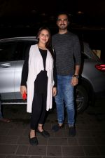Esha Deol with her husband Bharat Takhtani at the airport during early hours of 15th June 2017 (7)_5942075b09d30.JPG
