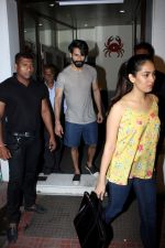 Shahid Kapoor and Mira Rajput spotted At Bastian Restaurant on 20th June 2017 (1)_5949ea21068e6.JPG