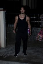Tiger Shroff Spotted at the Gym on 21st June 2017 (2)_594b3557e0021.JPG
