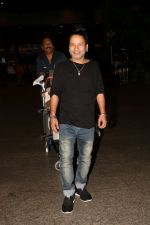 Kailash Kher spotted at the Airport on 23rd June 2017 (1)_594dd4561346d.JPG
