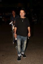 Kailash Kher spotted at the Airport on 23rd June 2017 (2)_594dd45712876.JPG