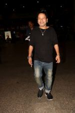 Kailash Kher spotted at the Airport on 23rd June 2017 (7)_594dd45a763a7.JPG