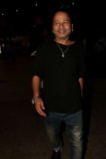 Kailash Kher spotted at the Airport on 23rd June 2017 (8)_594dd45b0d953.JPG