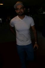 Irfan Pathan With Family Spotted At Airport on 29th June 2017 (5)_5955c303bfa8b.JPG