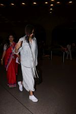 Sonam Kapoor Spotted At Airport on 29th June 2017 (13)_5955be0a5ef55.JPG