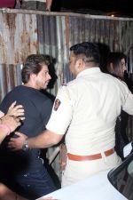 Shah Rukh Khan Spotted At Khar Social on 3rd July 2017 (38)_595b3ff5c83ab.JPG