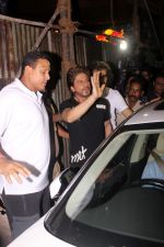 Shah Rukh Khan, Imtiaz Ali Spotted At Khar Social on 3rd July 2017 (18)_595b402236816.JPG