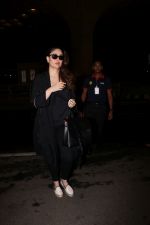 Kareena Kapoor snapped at airport on 7th July 2017 (14)_596047126a8d5.JPG