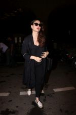 Kareena Kapoor snapped at airport on 7th July 2017 (17)_59604717a990c.JPG