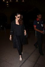 Kareena Kapoor snapped at airport on 7th July 2017 (20)_5960471d3787a.JPG
