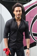  Tiger Shroff spotted promoting Munna Michael in Filmistaan on 10th July 2017 (205)_5963aa5525f10.JPG