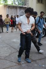  Tiger Shroff spotted promoting Munna Michael in Filmistaan on 10th July 2017 (206)_5963aa24b57a1.JPG