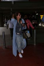 Dimple Kapadia spotted at the Airport on 10th July 2017 (6)_596376f46de37.JPG