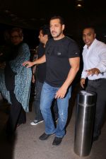 Salman Khan snapped in Mumbai airport leaving For IIFA which will held in New York on 11th July 2017 (38)_5965e7100edcb.JPG