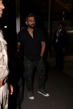 Suniel Shetty snapped in Mumbai airport leaving For IIFA which will held in New York on 11th July 2017 (55)_5965e72fde44f.JPG