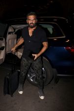 Suniel Shetty snapped in Mumbai airport leaving For IIFA which will held in New York on 11th July 2017 (58)_5965e7338c92c.JPG