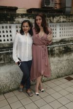 Kareena Kapoor Spotted With Her Nutritionist Rujuta Diwekar on 15th July 2017 (21)_5969bc6e854ee.jpg