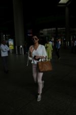 Karishma Tanna Spotted At Airport Returns From IIFA on 18th July 2017 (2)_596db2f9a4e22.JPG