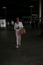 Karishma Tanna Spotted At Airport Returns From IIFA on 18th July 2017 (5)_596db2fc7213e.JPG