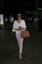 Karishma Tanna Spotted At Airport Returns From IIFA on 18th July 2017 (6)_596db2fdbe336.JPG