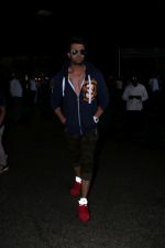 Manish Paul Spotted At Airport Returns From IIFA on 18th July 2017 (9)_596db32bf2072.JPG