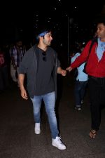 Varun Dhawan Spotted At Airport on 18th July 2017 (20)_596ed83819a9f.JPG