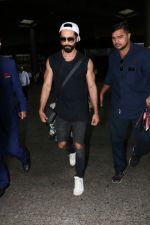 Shahid Kapoor Spotted At Airport on 21st July 2017 (9)_5972fbcba5c58.JPG