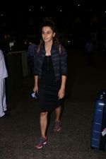 Taapsee Pannu Spotted At Airport on 21st July 2017 (7)_5972fbf0ee5d1.JPG
