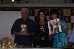 Javed Akhtar At Book Coffee Days Champagne Nights & Other Secrets on 24th July 2017 (32)_5976eaab4ef59.JPG