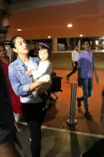 Mira Rajput & Her Daughter Spotted At Airport on 25th July 2017 (18)_5978103a2b0c0.JPG