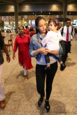Mira Rajput & Her Daughter Spotted At Airport on 25th July 2017 (22)_5978104c88c6f.JPG