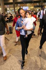Mira Rajput & Her Daughter Spotted At Airport on 25th July 2017 (23)_5978105280a53.JPG