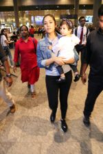 Mira Rajput & Her Daughter Spotted At Airport on 25th July 2017 (24)_597810583c45b.JPG