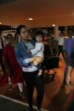 Mira Rajput & Her Daughter Spotted At Airport on 25th July 2017 (25)_5978105d109c4.JPG
