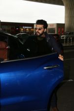 Arjun Kapoor with Mubarakan team spotted at airport on 29th July 2017 (2)_597d59bde4eb0.JPG