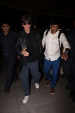 Shah Rukh Khan spotted at airport on 29th July 2017 (13)_597d5ae3abda4.JPG