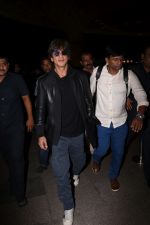 Shah Rukh Khan spotted at airport on 29th July 2017 (18)_597d5aeb0aaf6.JPG